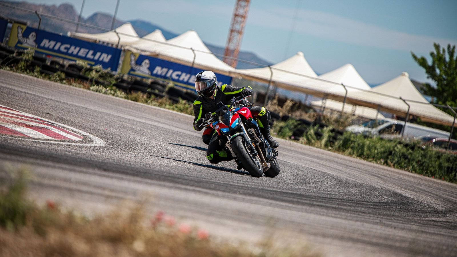 Η μπόλικη ροπή από τα χαμηλά, λόγω του μεγάλου κυβισμού, μας επέτρεψε να κινούμαστε άνετα με μεγάλη σχέση στο κιβώτιο διατηρώντας παράλληλα και την κα