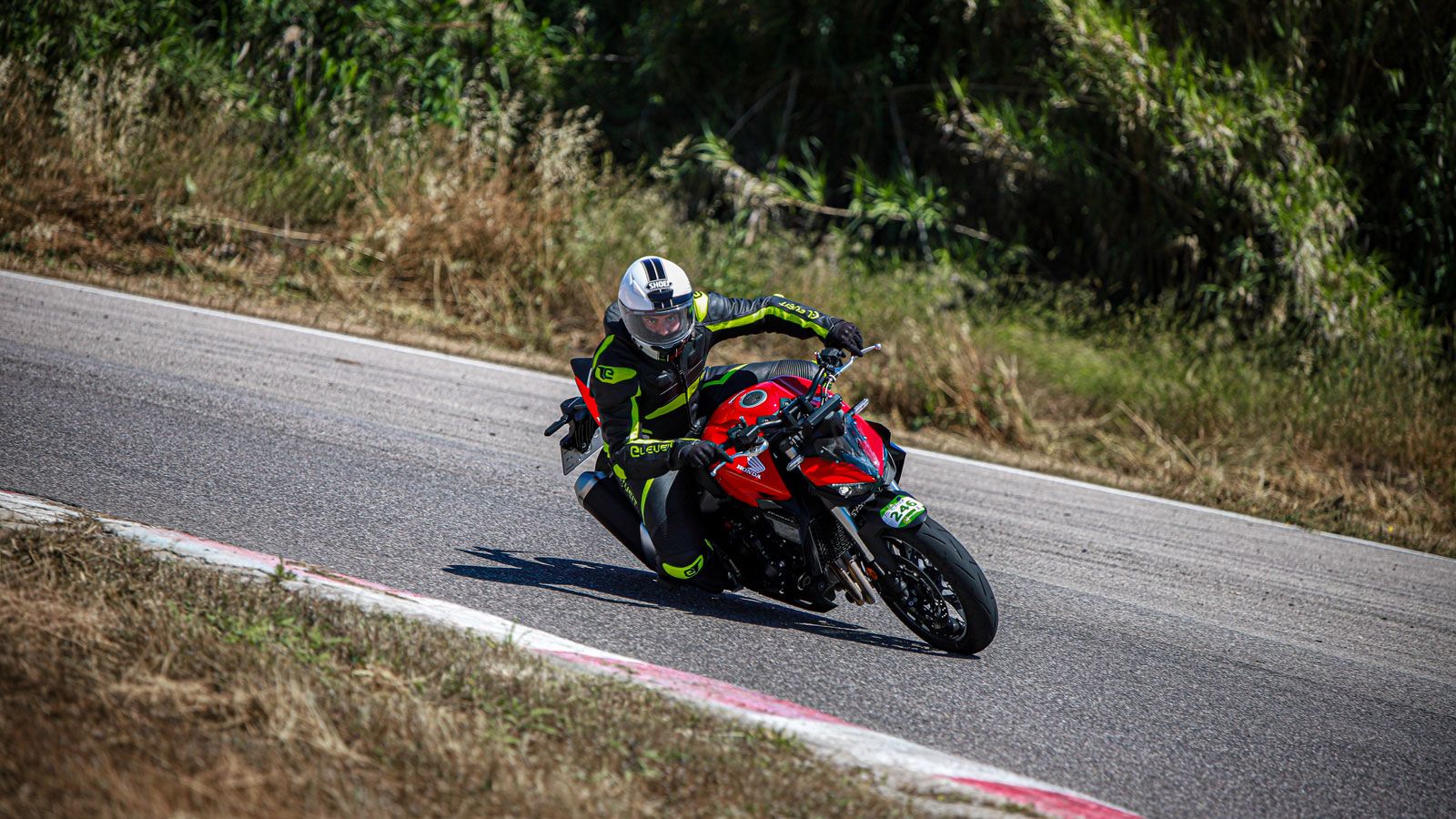 Είναι πολύ φιλικό στην αστική οδήγηση και οι αναρτήσεις αποσβένουν εξαιρετικά τις κακοτεχνίες για τα δεδομένα της κατηγορίας.