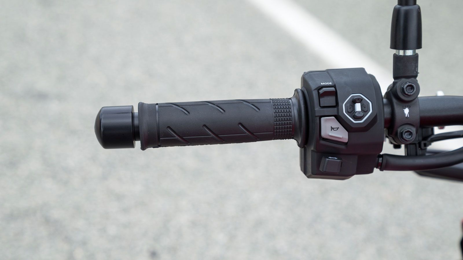 Η αλλαγή των ρυθμίσεων γίνεται πανεύκολα με το Joystick 4 κατευθύνσεων στην αριστερή πλευρά