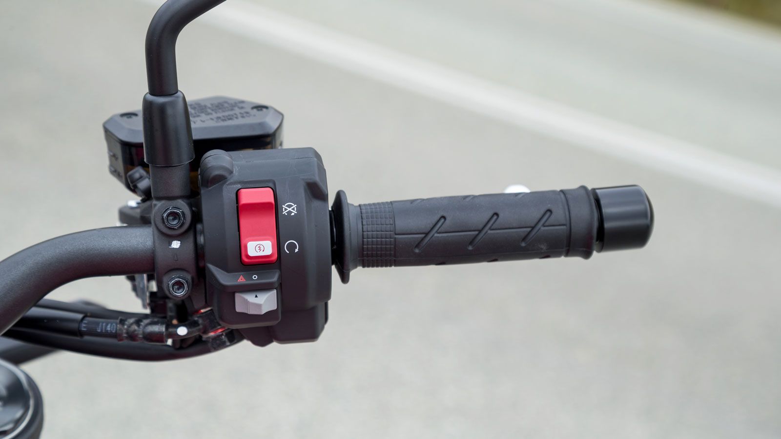 ενώ με την συνδεσιμότητα που προσφέρει η τεχνολογία Honda RoadSync μπορείς να έχεις πλοήγηση στην οθόνη και να διαχειρίζεσαι μηνύματα και κλήσεις. 