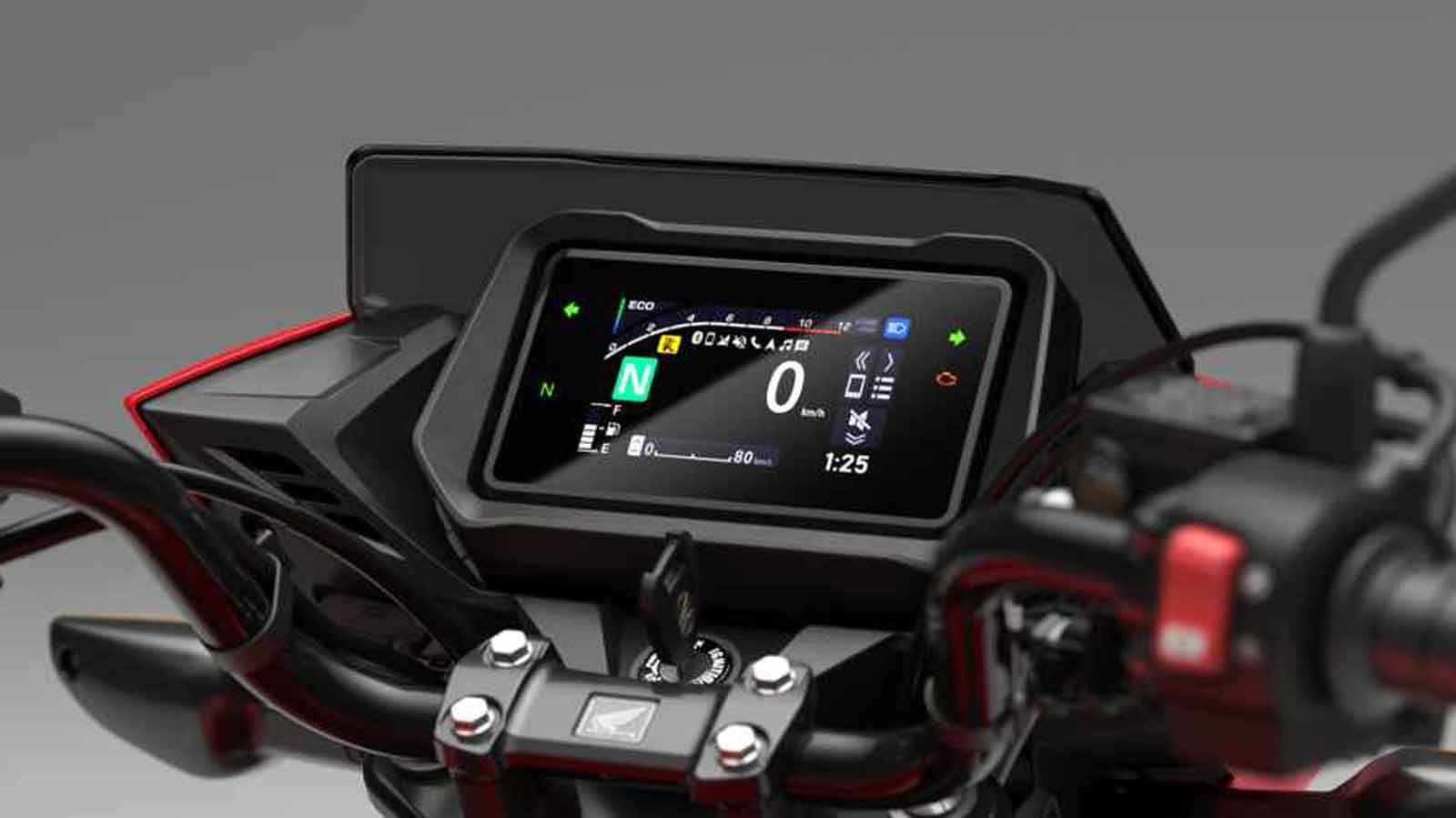 Έγχρωμη οθόνη TFT 4,2 ιντσών με συνδεσιμότητα Honda RoadSync, χαρακτηριστικό που σπάνια συναντάται στην κατηγορία.