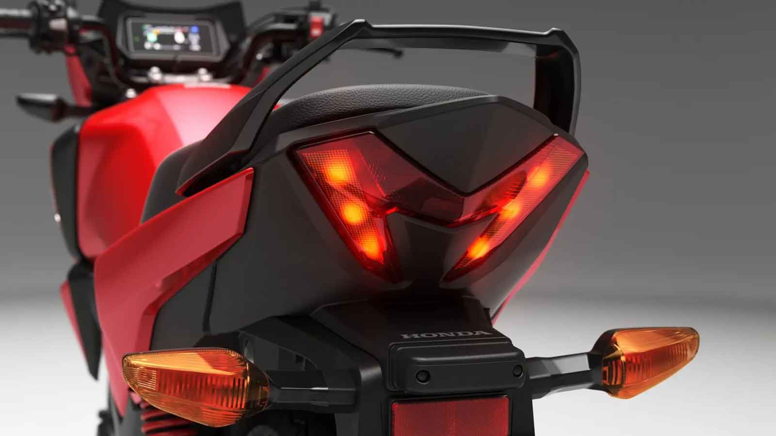 ...την οποία έχει συνδυάσει με το πίσω φανάρι, με σκοπό τη διατήρηση της σχεδιαστικής αρμονίας.