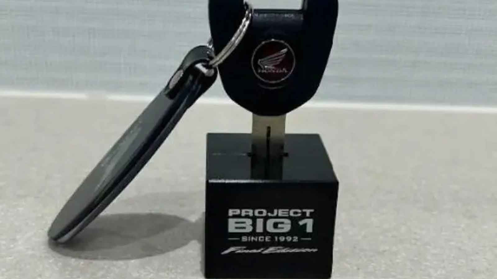 Οι πρώτοι 200 αγοραστές κάθε χρωματικής έκδοσης του συστήματος TSR θα λάβουν και συλλεκτικό μπρελόκ-βάση κλειδιού