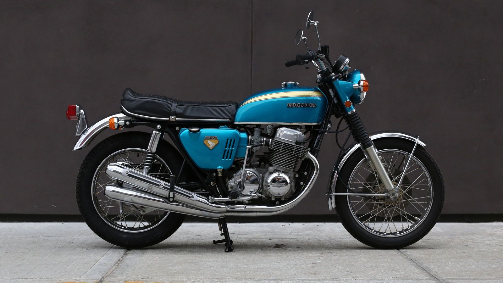 Σήμερα, πάνω από μισό αιώνα μετά, το CB750 παραμένει ιερό σύμβολο, τόσο σε συλλογές όσο και στη μνήμη όσων έζησαν την επανάσταση από κοντά.