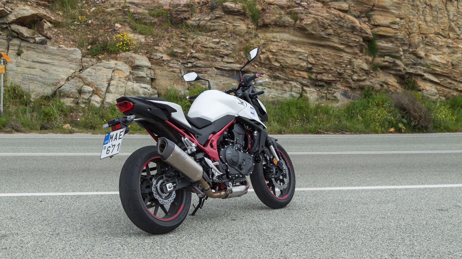 Ο χρωματισμός που ξεχωρίζει περισσότερο χάρη στο έντονο μπορντό χρώμα του πλαισίου συνδυάζοντάς το με λευκά πάνελ και ρεζερβουάρ, ονομάζεται Matt Pear