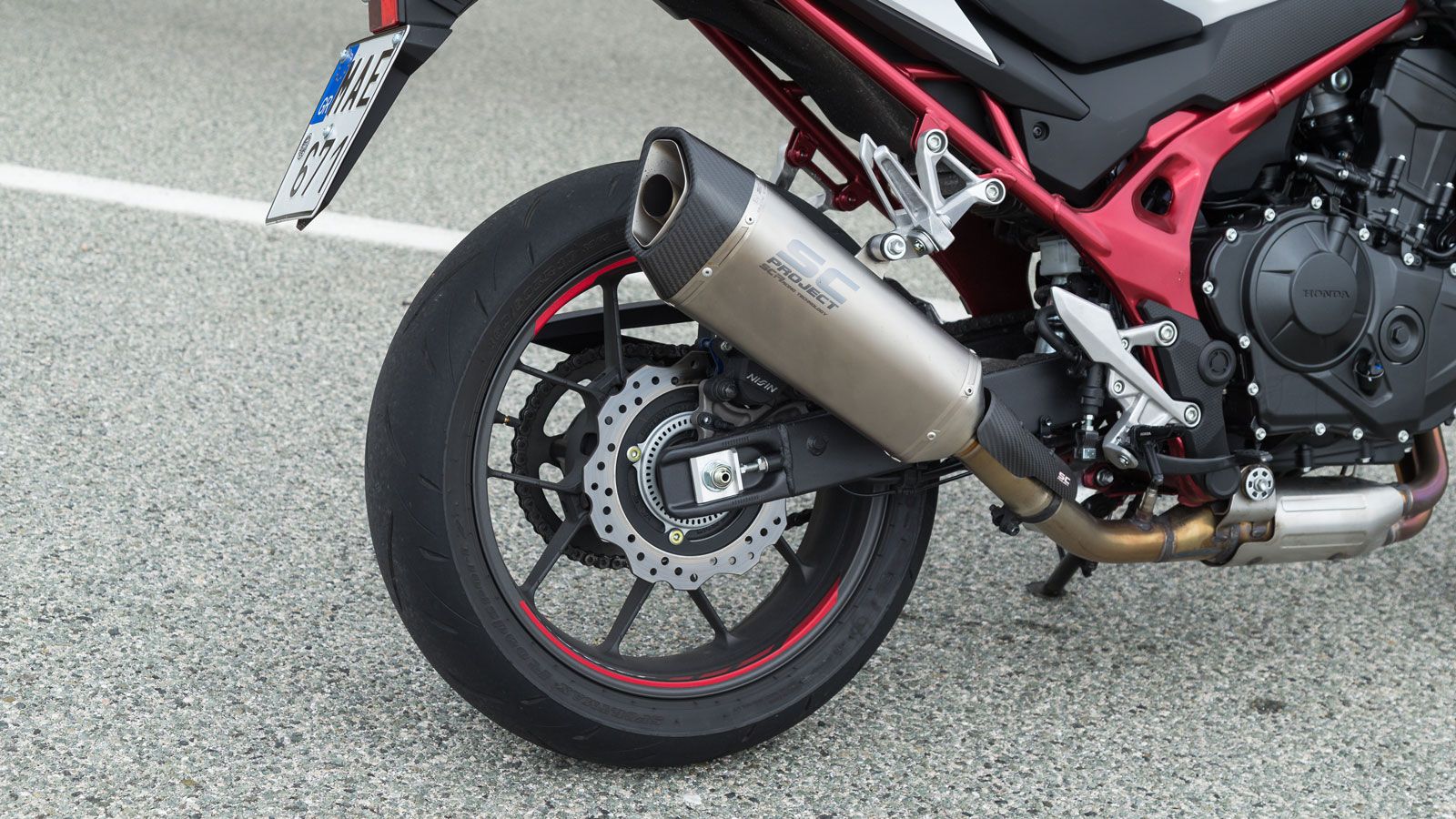 Τέλος το σύστημα πέδησης αποτελείται από 2 δίσκους 298χλστ εμπρός με 4πίστονες ακτινικές δαγκάνες της Nissin, δίσκο 240χλστ πίσω με δαγκάνα μονού εμβό