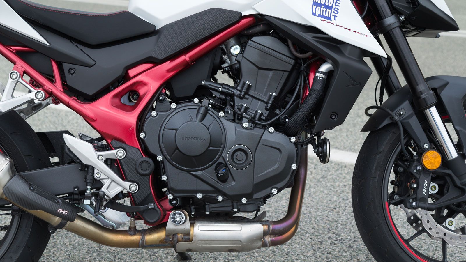 Η έκδοση του Honda CB 750 Hornet για το 2025, αποτελεί καθαρά ένα Facelift, με τον κινητήρα να παραμένει ίδιος. Αποκτούσε ήδη άλλωστε σύγχρονη τεχνολο