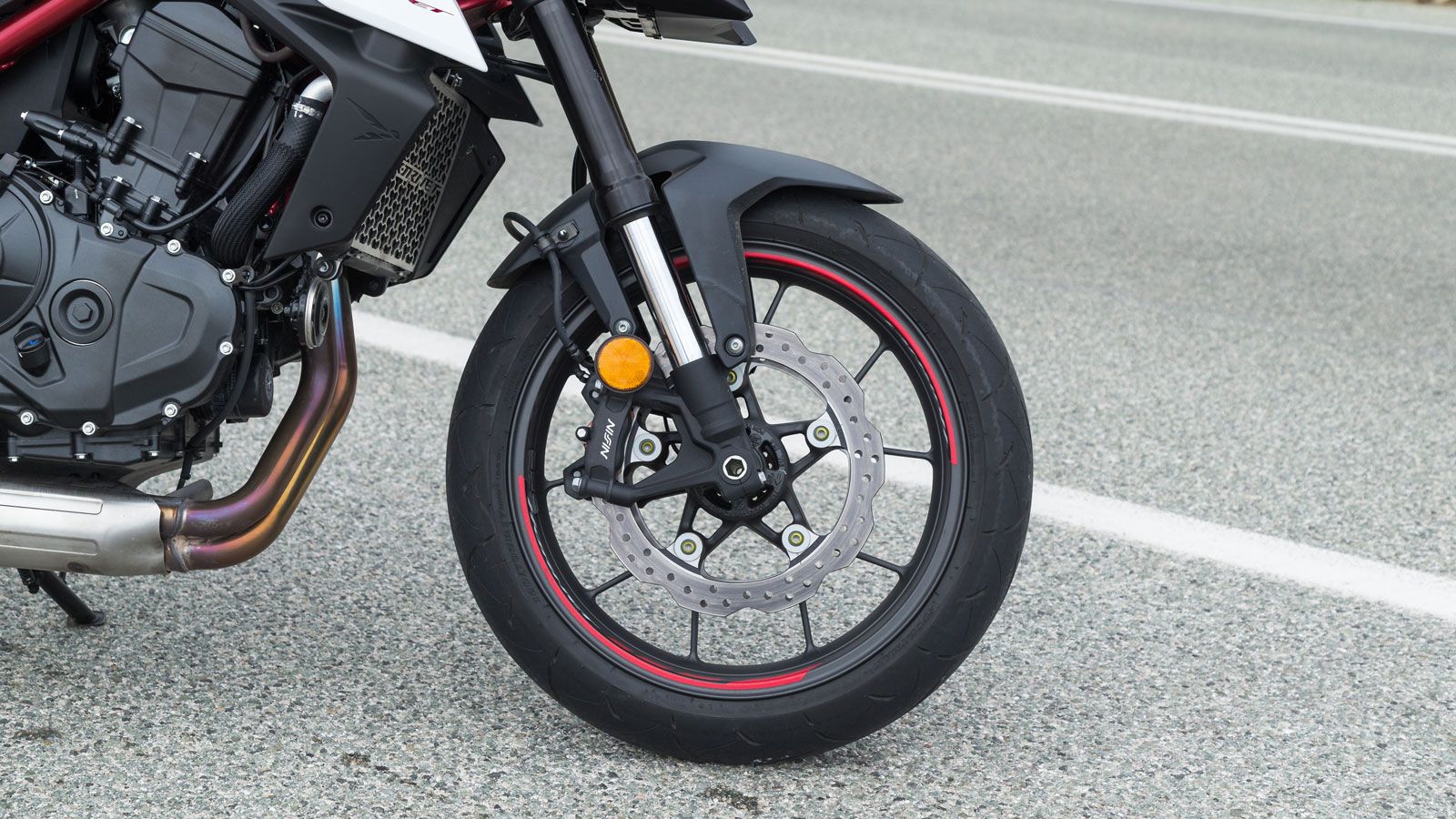 Στις αναρτήσεις θα βρεις εμπρός ένα ανεστραμμένο πιρούνι 41χλστ SFF-BP της Showa και ένα monoshock αμορτισέρ της ίδιας εταιρείας πίσω με μοχλικό Pro-L