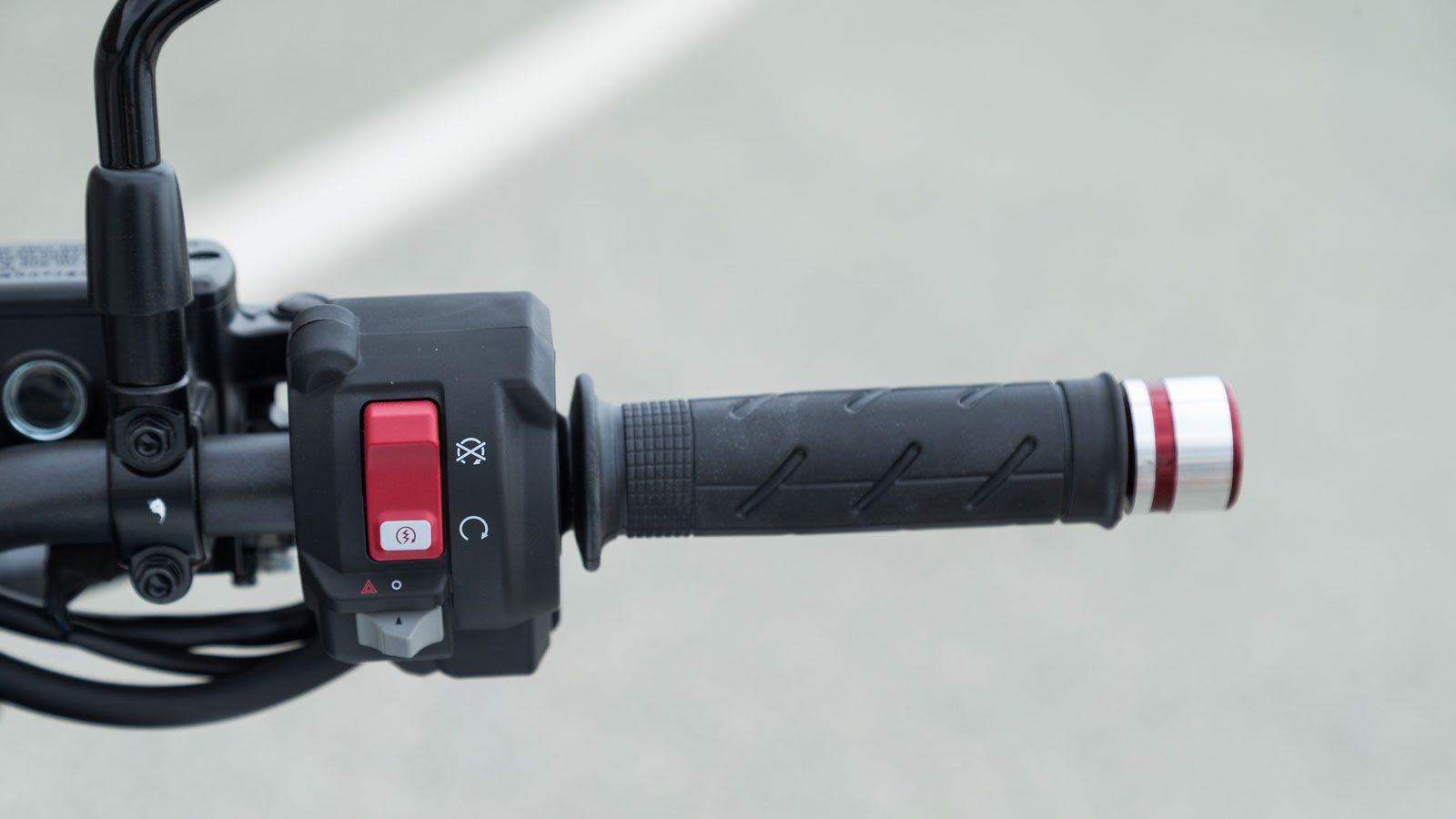 Οι νέοι διακόπτες παρουσιάζουν μικρές, εργονομικά ουσιώδεις αλλαγές, με τα alarm να μετακινούνται στο δεξί γκριπ και να υπάρχει μία καλύτερη μοιρασιά 