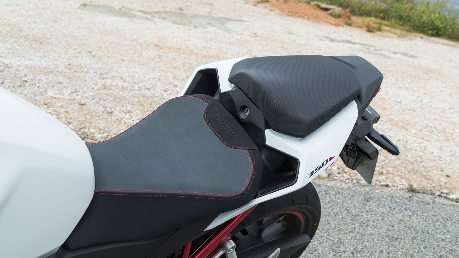 Το Honda CB 750 Hornet είναι φιλικό προς κάθε αναβάτη ανεξαρτήτως αναστήματος, αφού το ύψος της σέλας από το έδαφος στα μόλις 795χλστ είναι ένα από τα