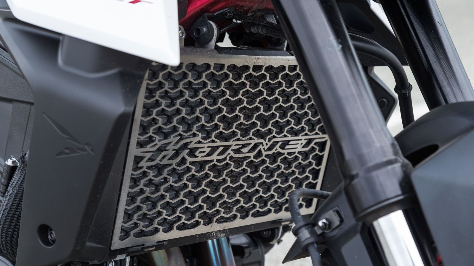 Οι κύλινδροι δέχονται επίστρωση Ni-SiC (καρβίδιο νικελίου-πυριτίου), με εξαιρετικές ιδιότητες μεταφοράς θερμότητας και απόλυτα λεία επιφάνεια, ενώ το 