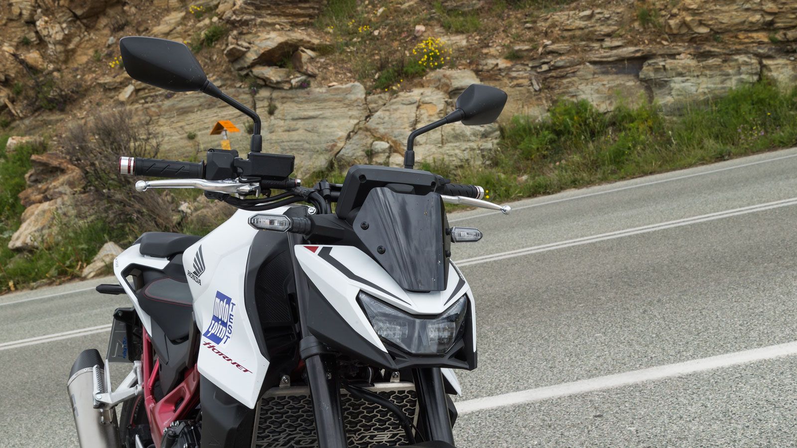 Οι αλλαγές στον σχεδιασμό του νέου CB 750 Hornet, αφορούν κυρίως το εμπρός μέρος, με την μάσκα να είναι ολικά ανασχεδιασμένη και να το διαφοροποιεί αι