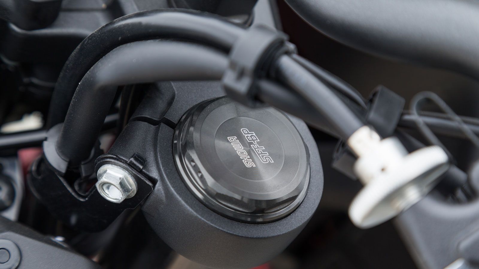 Περνώντας στην ραχοκοκαλιά του Honda CB 750 Hornet, ένα ατσάλινο πλαίσιο τύπου διαμάντι που αγκαλιάζει τον κινητήρα με ένα επίσης ατσάλινο αφαιρούμενο