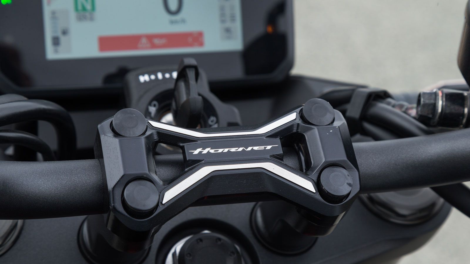 Με βάρος στα μόλις 16,6 κιλά χρησιμοποιεί τον κινητήρα ως φέρον στοιχείο αύξησης της ακαμψίας, ενώ το συνολικό βάρος της μοτοσυκλέτας είναι στα 192 κι