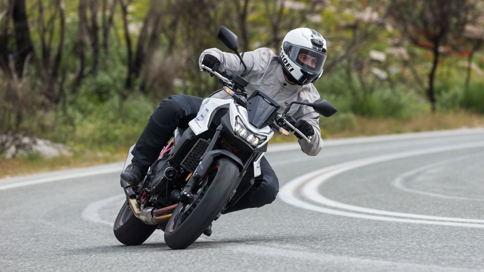 Με το ντεμπούτο του το 2023, το Honda CB 750 Hornet με δικύλινδρο εν σειρά κινητήρα για πρώτη φορά, έφερε στην κατηγορία των μεσαίων Naked μία από τις