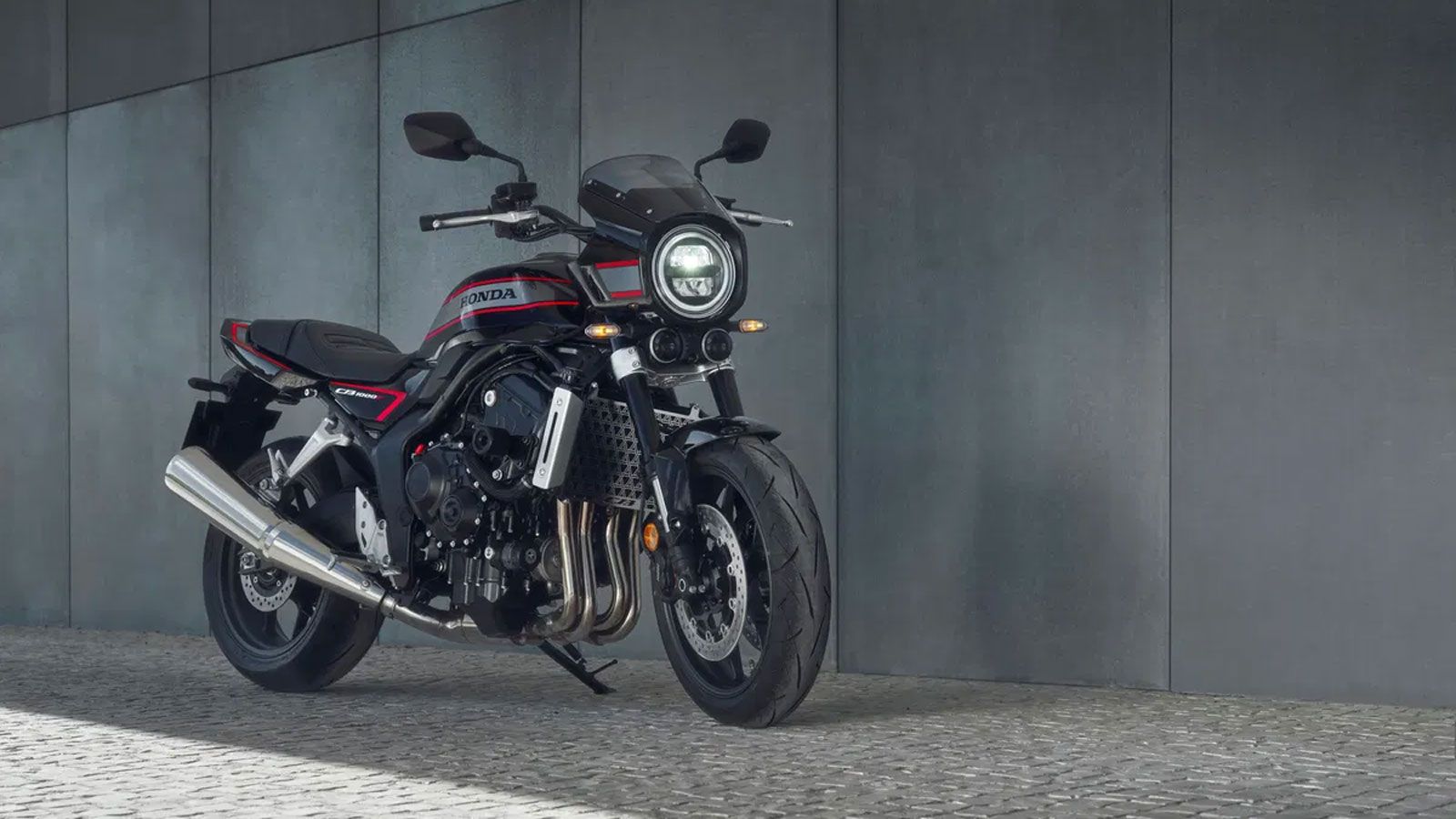 Η νέα CB1000F κινείται από τον τετρακύλινδρο σε σειρά κινητήρα των 1000 κ.εκ., ο οποίος αποδίδει 122 ίππους στις 9.000 σ.α.λ. και 10,5 kgm ροπής στις 