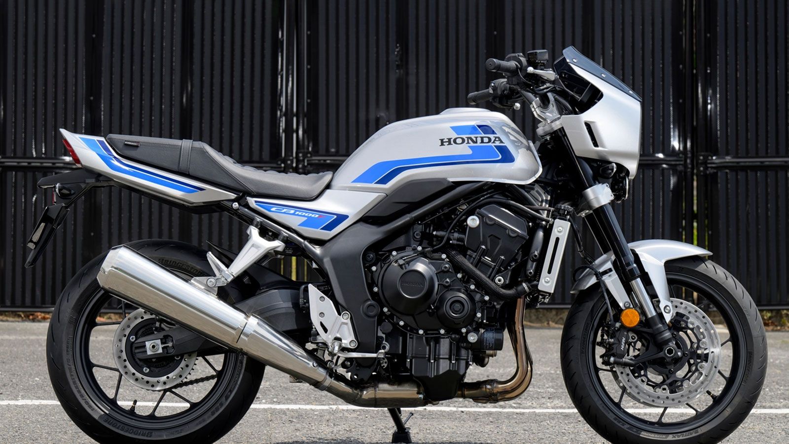 Η σχεδίαση απομακρύνεται από τις σύγχρονες γραμμές του Hornet, υιοθετώντας πιο τετραγωνισμένο ρεζερβουάρ και πλαϊνά καπάκια εμπνευσμένα από τα κλασικά