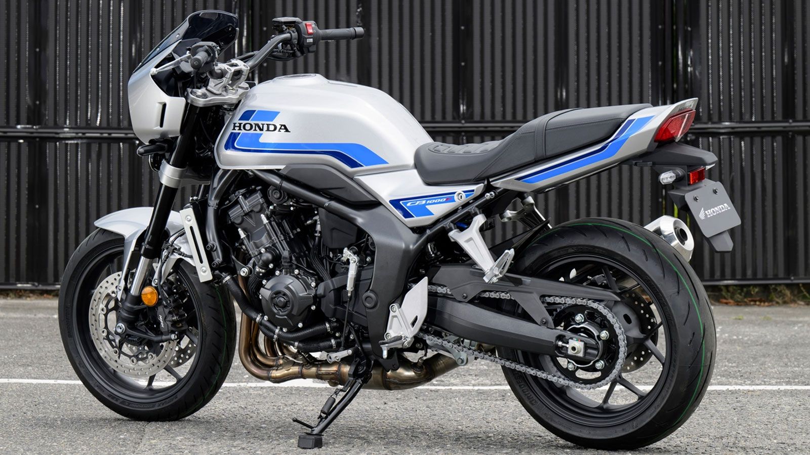 Η εξάτμιση τύπου megaphone με χρωμιωμένο τελείωμα, ο στρογγυλός προβολέας, τα μικρά φλας και η ουρά ducktail ολοκληρώνουν το ρετρό προφίλ.