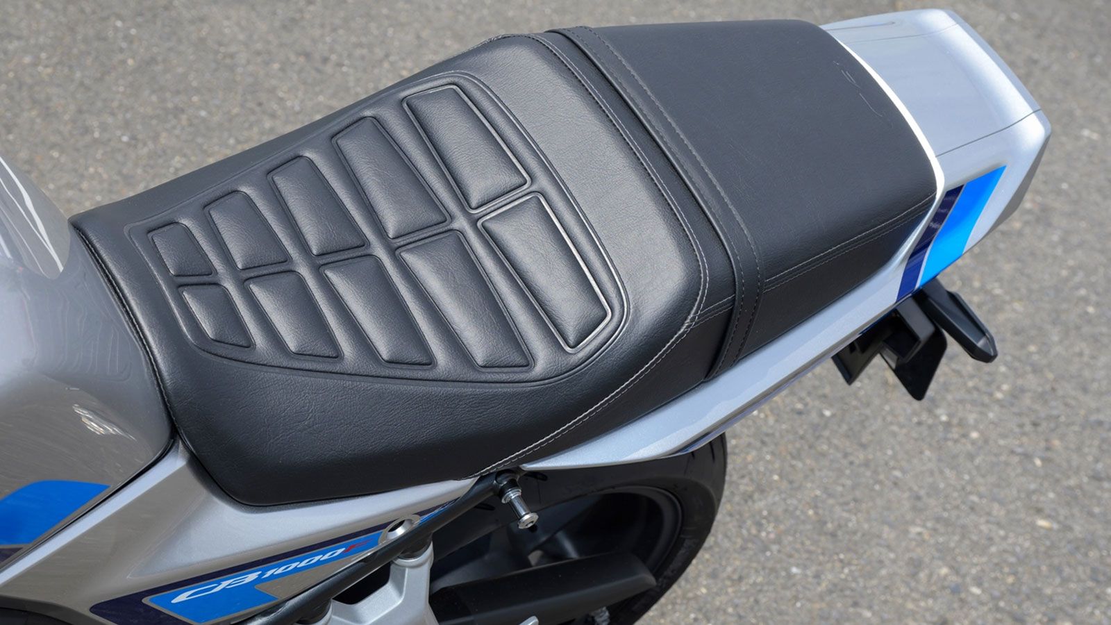 Ενισχυμένη σέλα με νέα ταπετσαρία.