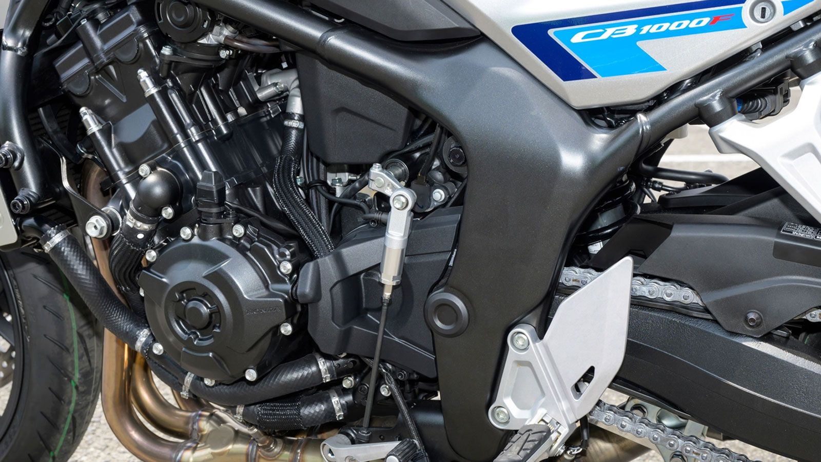 Και οι δύο εκδόσεις μοιράζονται τον τετρακύλινδρο εν σειρά κινητήρα 998 κ.εκ. από το Fireblade του 2017, το ατσάλινο twin-spar πλαίσιο, το ψαλίδι, τις