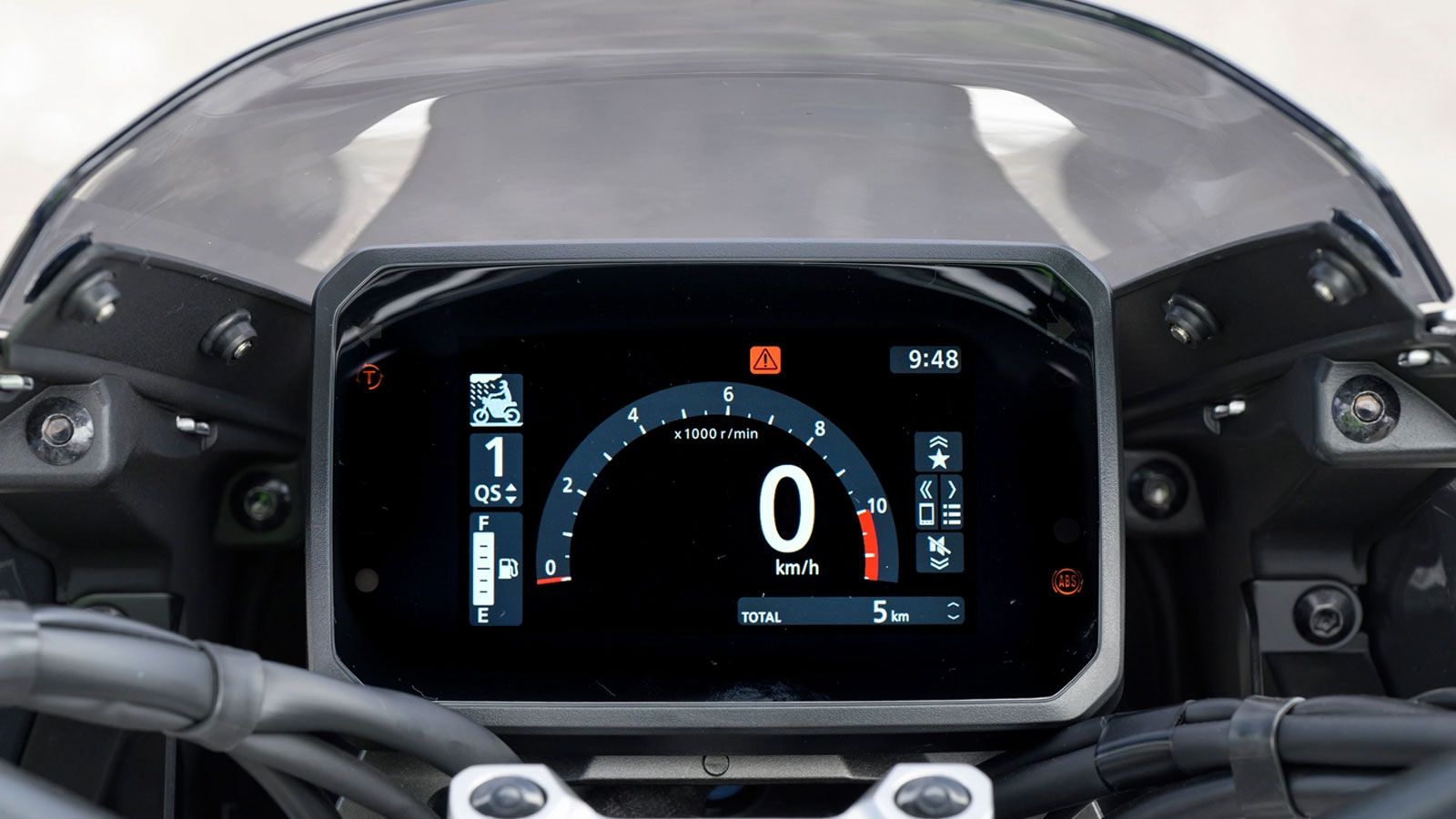 Στα δύο μοντέλα χρησιμοποιούνται δαγκάνες Nissin, ενώ το TFT όργανο 5 ιντσών προσφέρει πλήρη πληροφόρηση και συνδεσιμότητα με smartphone.