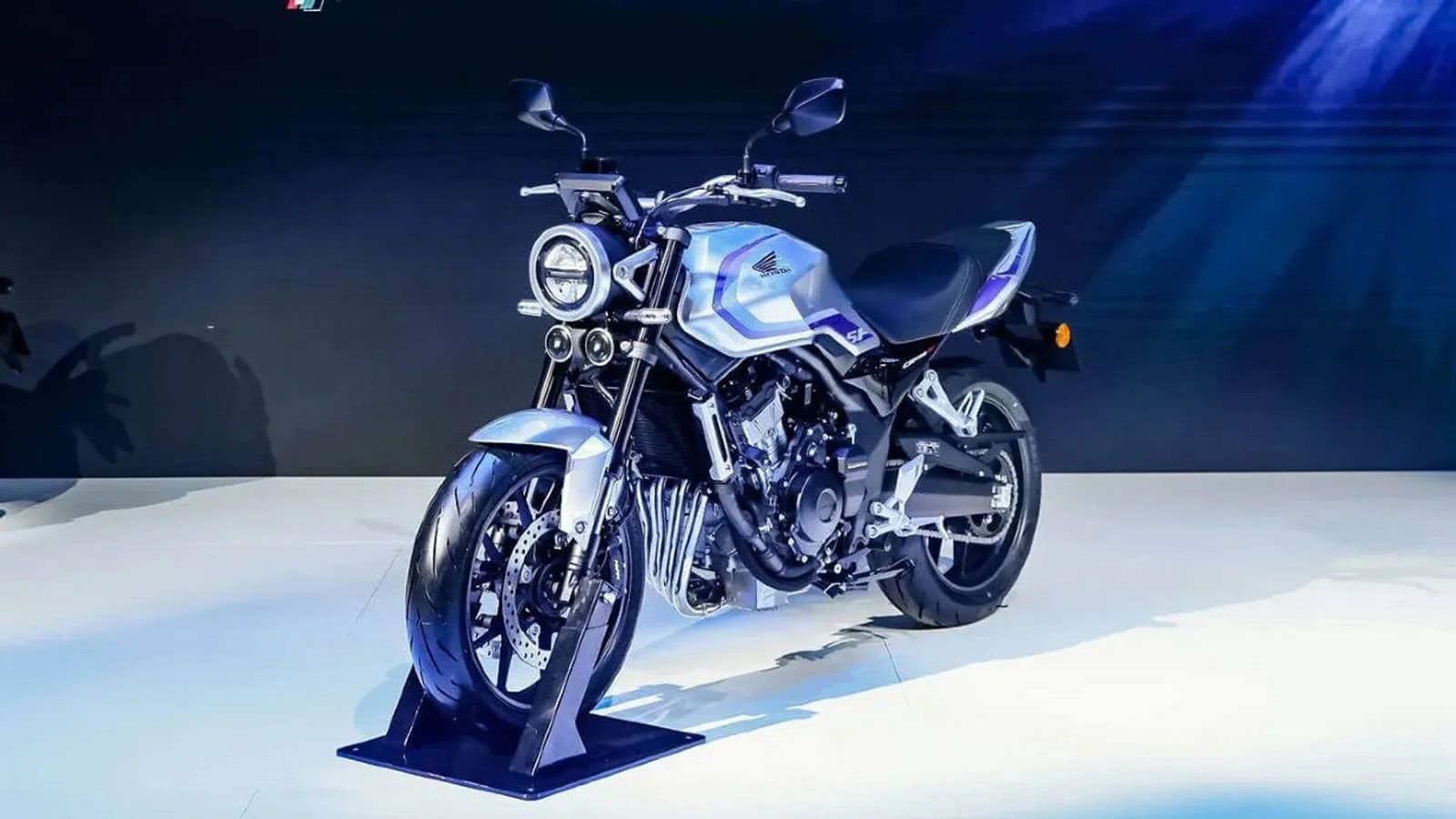 Οι πρώτες πληροφορίες μιλούν για ολοκαίνουργιο κινητήρα 502 κ.εκ., έναν εν σειρά τετρακύλινδρο σχεδιασμένο να προσφέρει την ομαλή λειτουργία και το στ