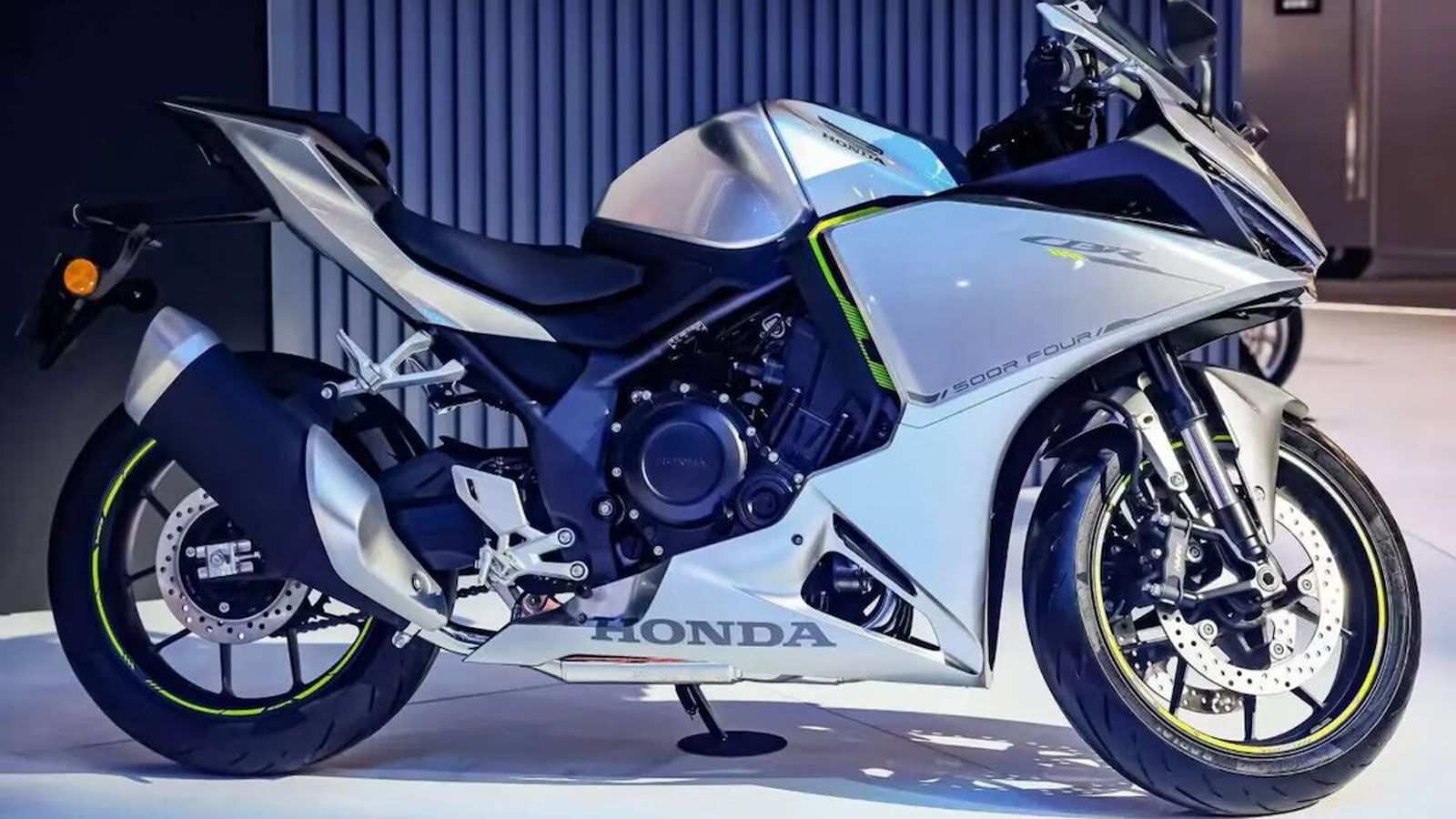 Στο Chongqing Motor Show στην Κίνα, η Honda παρουσίασε δύο ολοκαίνουργια μοντέλα που ξυπνούν μνήμες: τις CB500 Super Four και CBR500R Four.