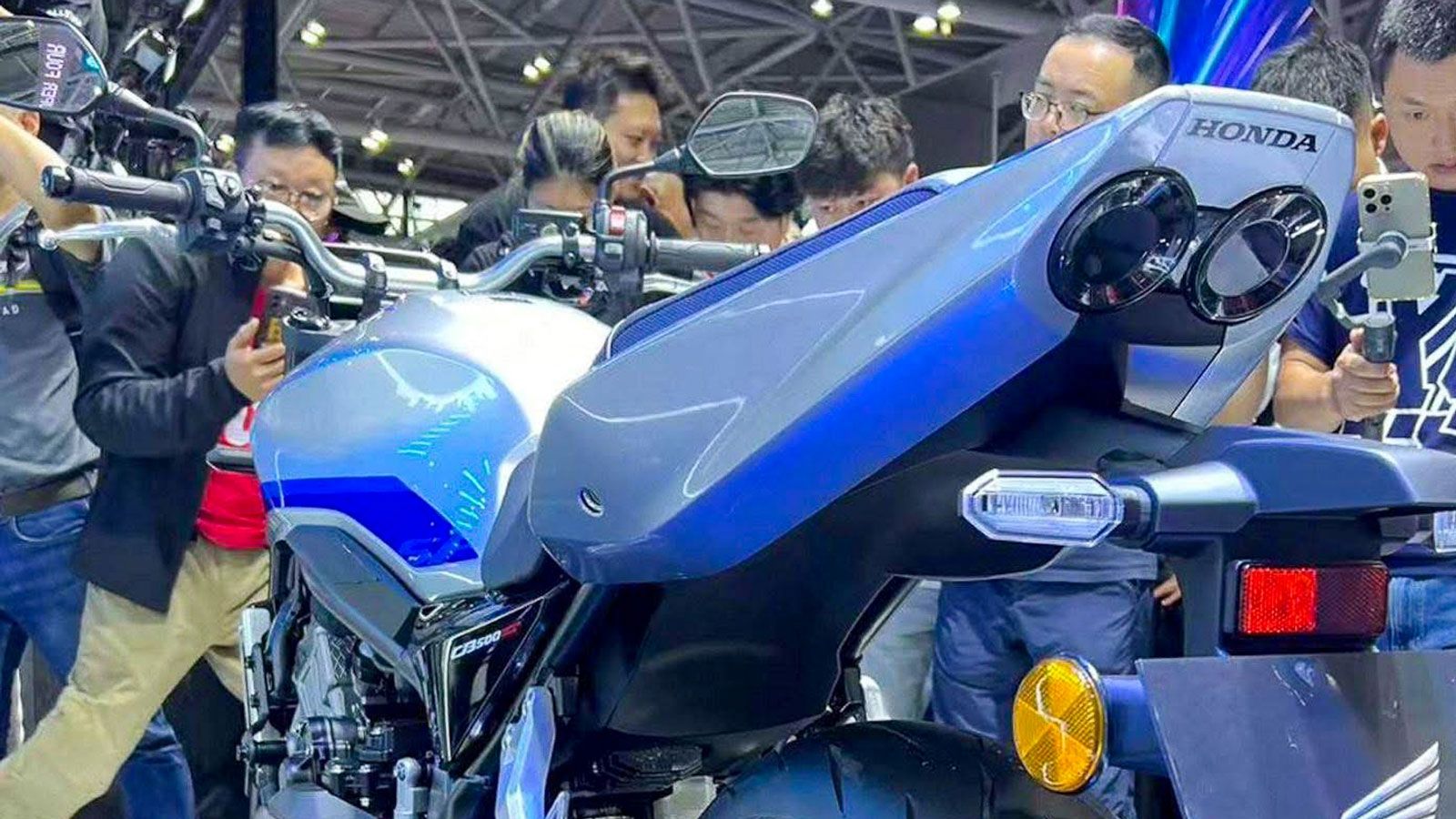 Η σχεδίαση του νέου CB500 Super Four ισορροπεί ιδανικά ανάμεσα στο κλασικό και το μοντέρνο. Ο στρογγυλός προβολέας στο μπροστινό μέρος θυμίζει άμεσα τ