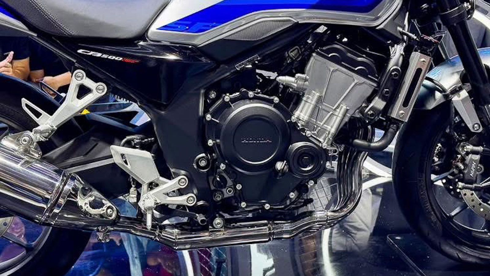 Στην καρδιά της νέας μοτοσυκλέτας βρίσκεται ένας τετρακύλινδρος εν σειρά κινητήρας 502 κ.εκ., ο οποίος αποδίδει περίπου 80 ίππους, στοιχείο που τον το