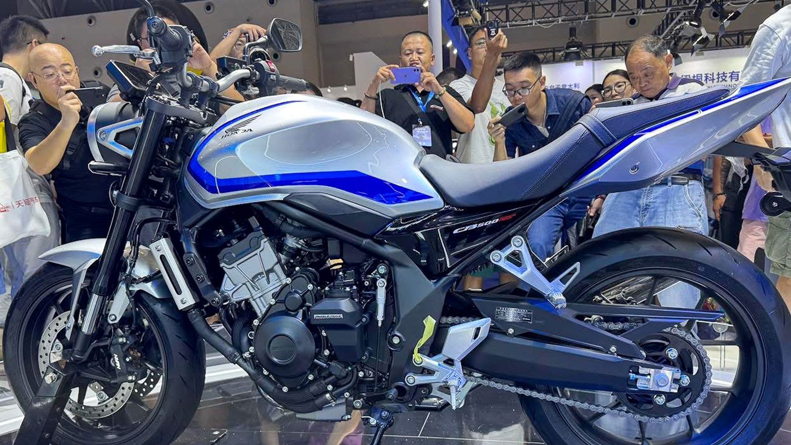 Σε τεχνικό επίπεδο, το νέο CB500 Super Four αφήνει πίσω του το κλασικό ζευγάρι αμορτισέρ πίσω και υιοθετεί μια διάταξη Monoshock, που υπόσχεται καλύτε