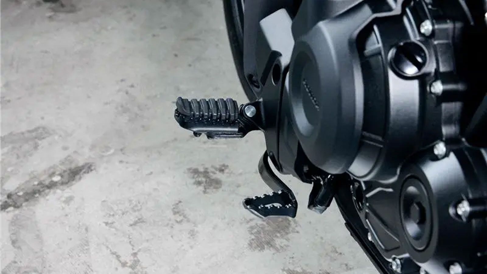 Η Honda προχώρησε και σε ανασχεδιασμό των μαρσπιέ, καθώς στην προηγούμενη έκδοση παρατηρούνταν μικρές δυσκολίες κατά την ακινητοποίηση, με τα πόδια να