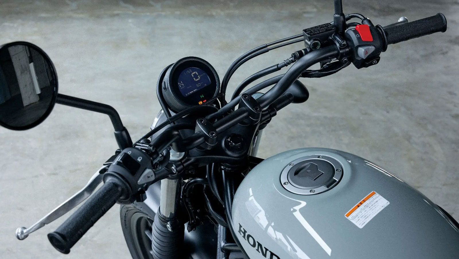 Παράλληλα, το όργανο ένδειξης έχει δεχθεί επεμβάσεις ώστε να μειώνεται η αντανάκλαση του ήλιου και να αυξάνεται η αναγνωσιμότητα.