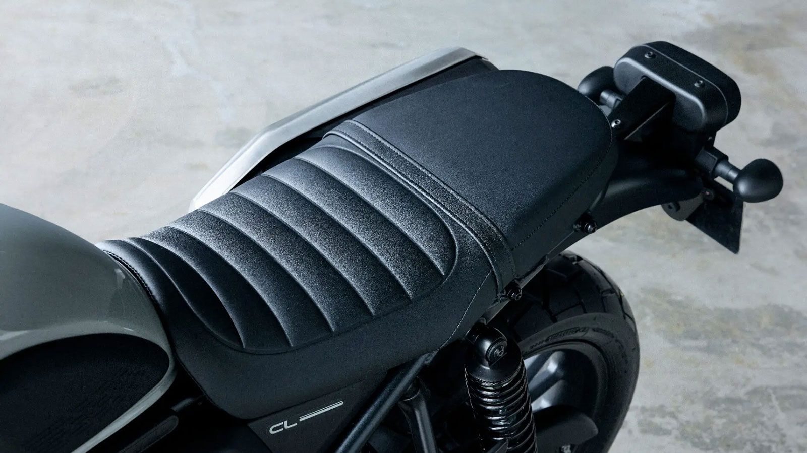 Η πρώτη αλλαγή εντοπίζεται στη σέλα. Εξωτερικά παραμένει ίδια με το προηγούμενο μοντέλο, διατηρώντας την κλασική ραφιστή αισθητική, όμως εσωτερικά έχε