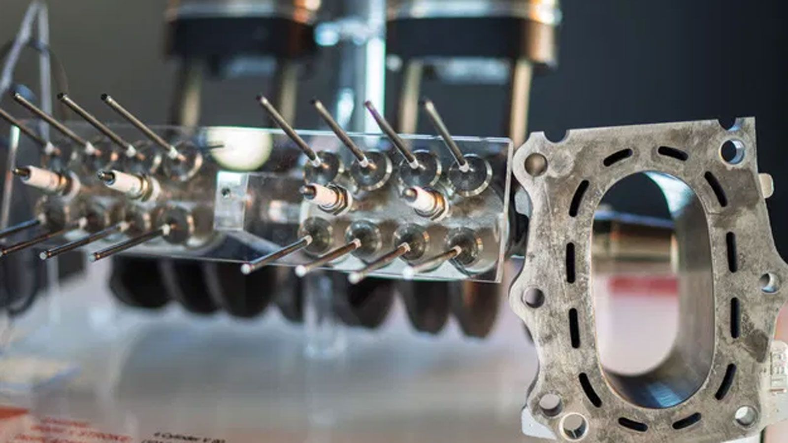 Στο κέντρο της έκθεσης δεσπόζει η θρυλική Honda NR750, ένα από τα πιο φιλόδοξα και τεχνολογικά εξεζητημένα projects της Honda. 