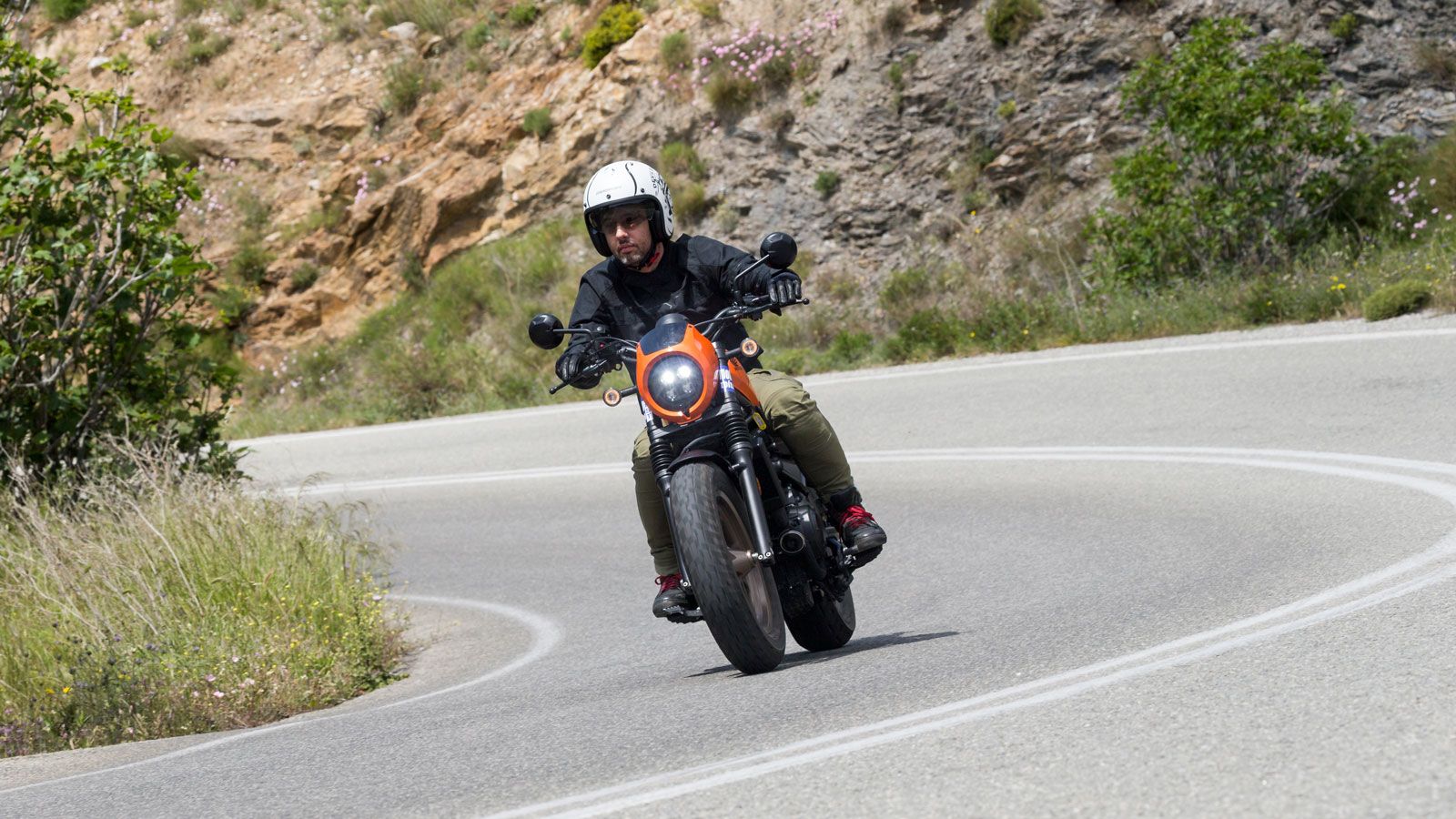 Μιλώντας για όριο, αυτό για τη Rebel δεν έρχεται τόσο γρήγορα όσο φαντάζεται κανείς. Με την κατάλληλη διάθεση, μια χαλαρή βόλτα στον επαρχιακό δρόμο μ