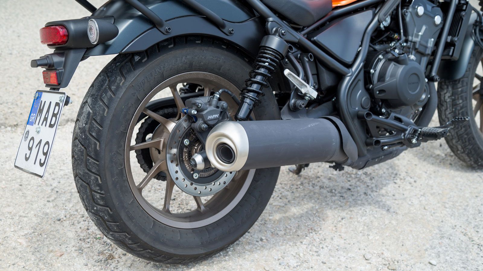  Στο τομέα της πέδησης, την οποία έχει αναλάβει η Nissin, ο μπροστινός τροχός διαθέτει μονό δίσκο διαμέτρου 296 χιλιοστών με διέμβολη δαγκάνα και ο πί