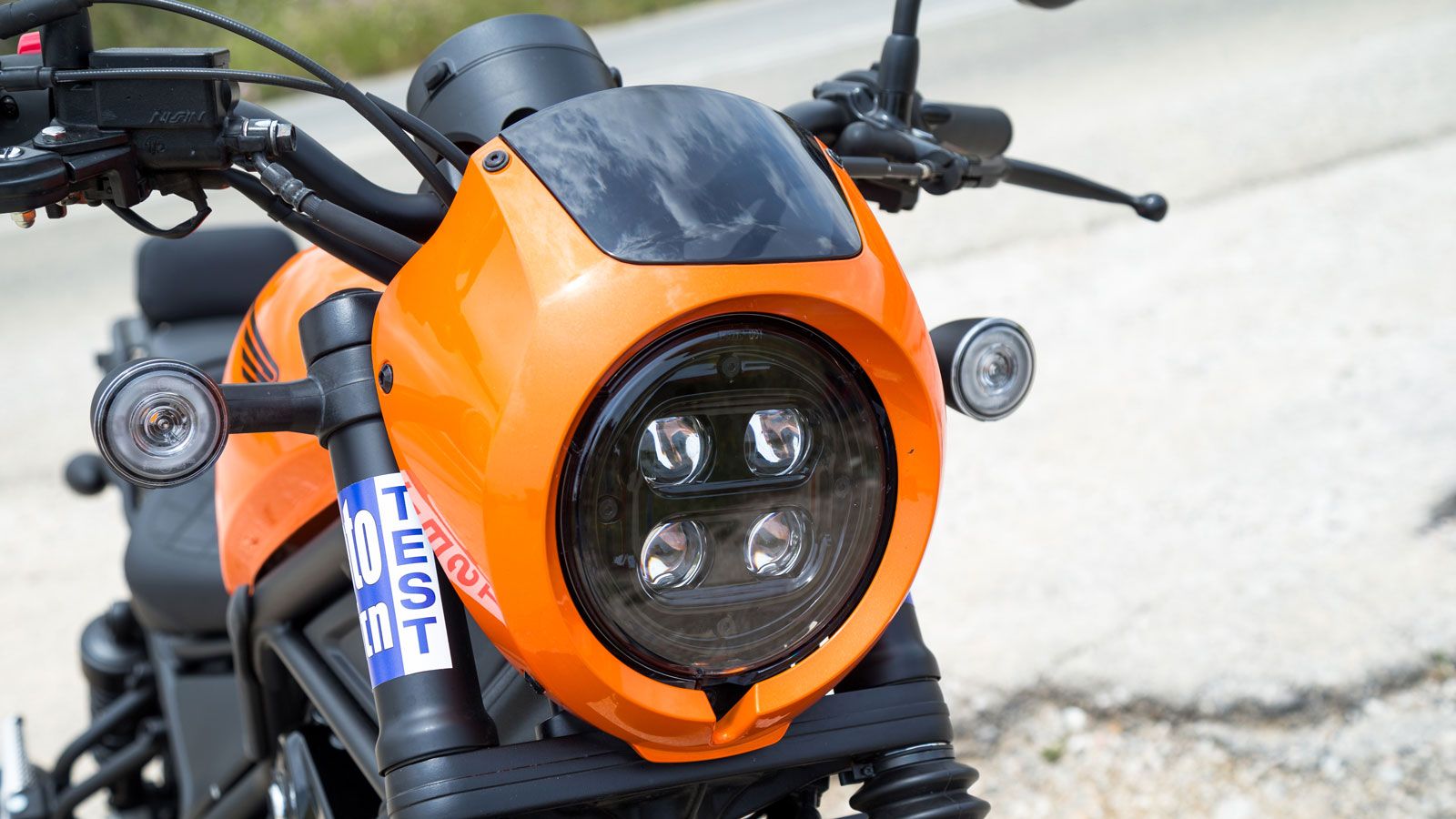 Το μπροστινό φωτιστικό σώμα είναι στρογγυλό, παραπέμποντας σε ρετρό μοτοσυκλέτες, αλλά με καθαρές γραμμές και μοντέρνες λεπτομέρειες, όπως είναι οι τέ