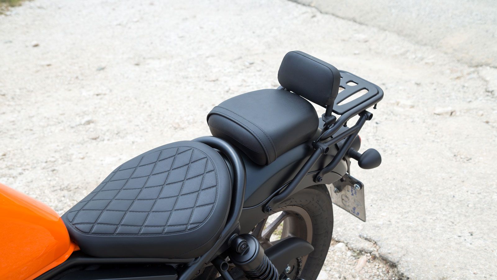 Ο ελέφαντας στο δωμάτιο παραμένει η θέση οδήγησης της Rebel, η οποία στο απαίδευτο μάτι άβολη και κουραστική. Η πραγματικότητα όμως δεν είναι όπως την