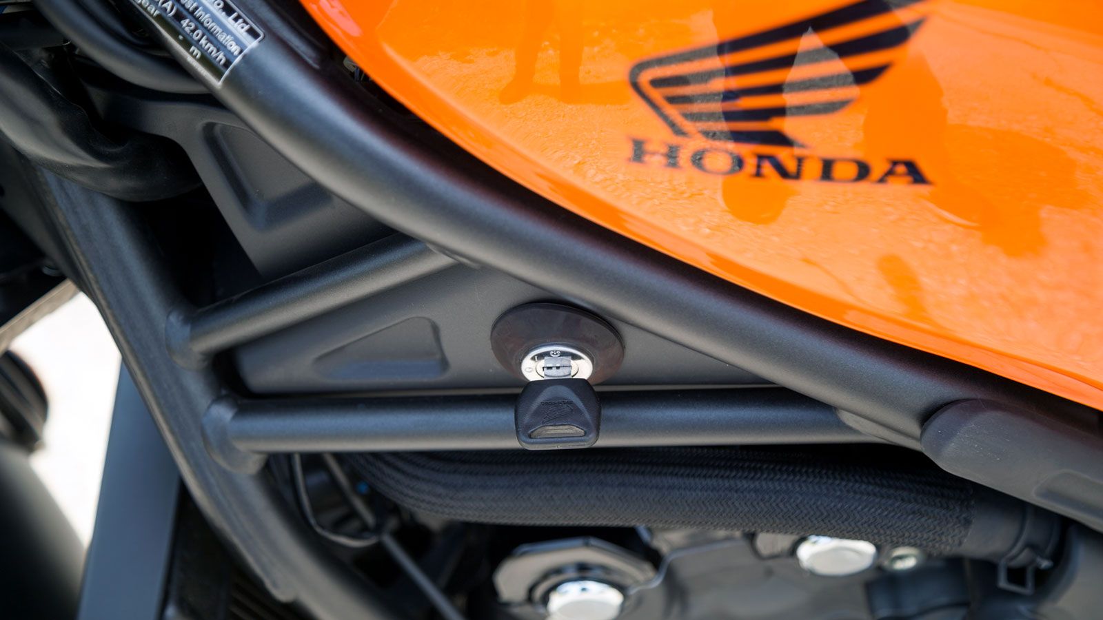 To πλαίσιο είναι ατσάλινο, σωληνωτό τύπου διαμάντι και διατηρεί το μεταξόνιο στα 1.490 χιλιοστά, ενώ η απόσταση από το έδαφος είναι στα ...ανησυχητικά