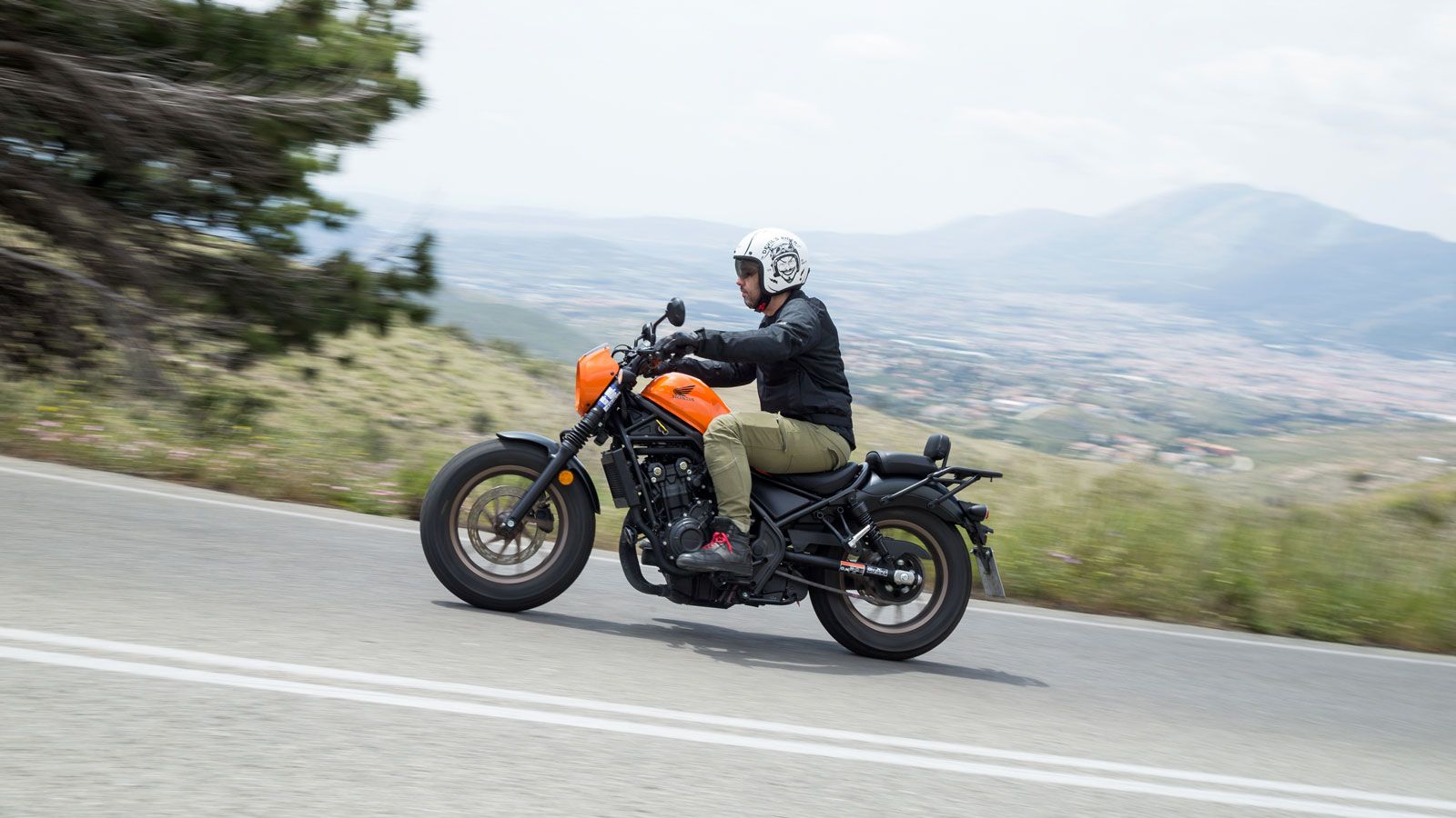 Παρόλο που μπορεί να προσφέρει απλόχερα και αυτό το είδος της διασκέδασης, η CMX 500 αρέσκεται στις μεγάλες χαλαρές βόλτες με ταχύτητες μικρότερες των