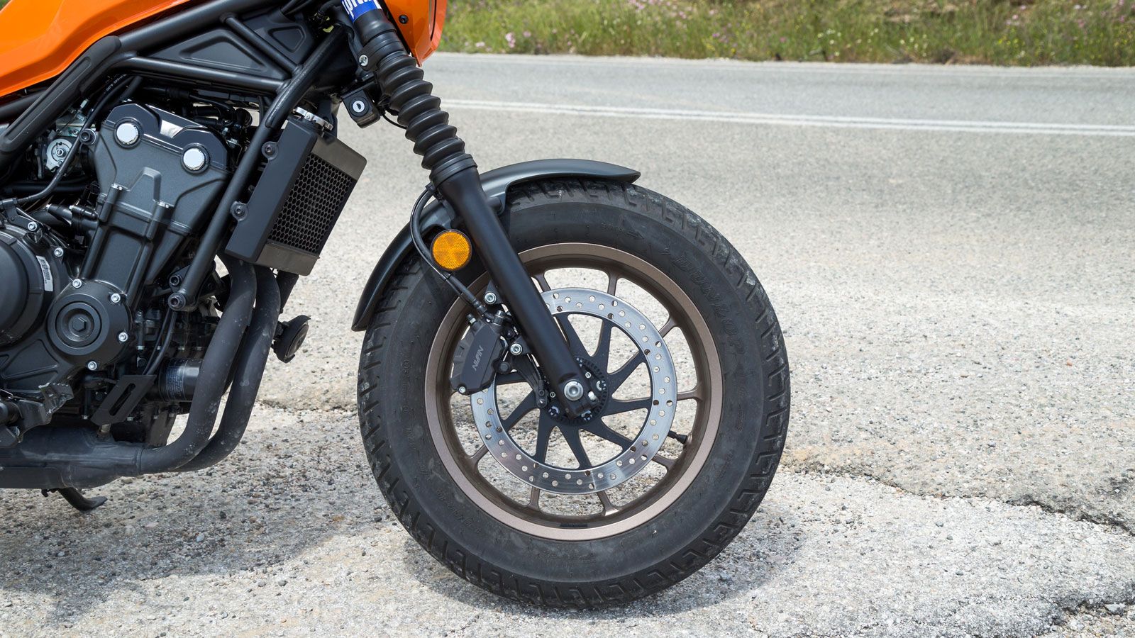  Η μπροστινή ανάρτηση λοιπόν διαθέτει ένα τηλεσκοπικό πιρούνι με καλάμια διαμέτρου 41 χιλιοστών και διαδρομή 121 χιλιοστά, ενώ στον πίσω άξονα βρίσκου