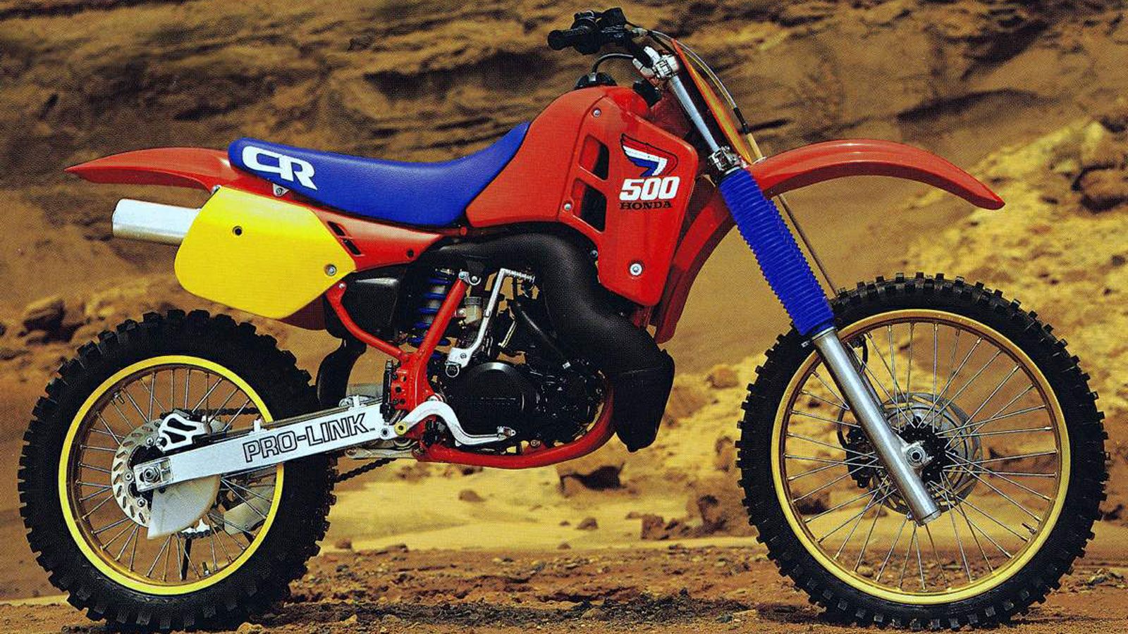 Το Honda CR500 δεν ήταν μια απλή χωμάτινη μοτοσυκλέτα· ήταν μια άγρια δήλωση της εποχής. Στις αρχές της δεκαετίας του 80, η Honda αποφάσισε να φτιάξει