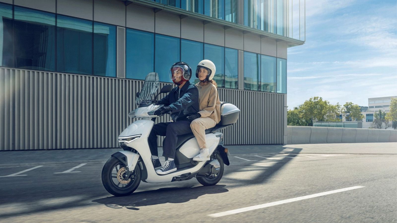 Η Honda επιστρέφει δυναμικά στην ηλεκτροκίνηση παρουσιάζοντας το νέο CUV e: Ένα σύγχρονο ηλεκτρικό scooter που επαναφέρει ένα όνομα από το παρελθόν.