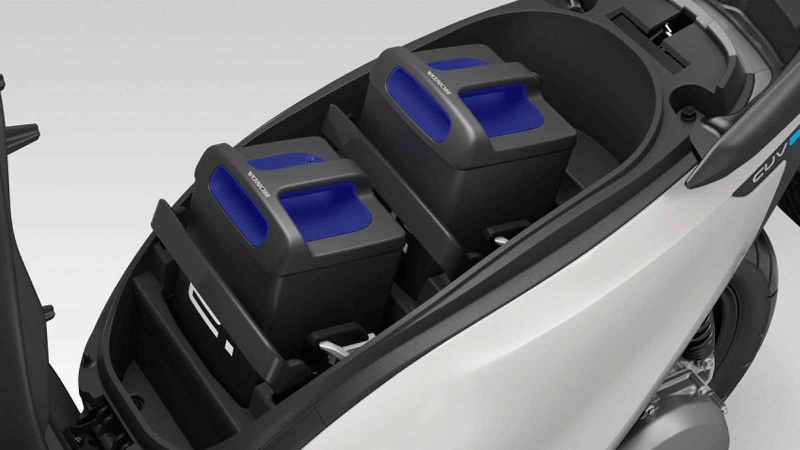 Τροφοδοτείται από δύο αποσπώμενες μπαταρίες Honda Mobile Power Pack e: και προσφέρει αυτονομία έως 70 χιλιόμετρα, σημαντικά βελτιωμένη σε σχέση με το 