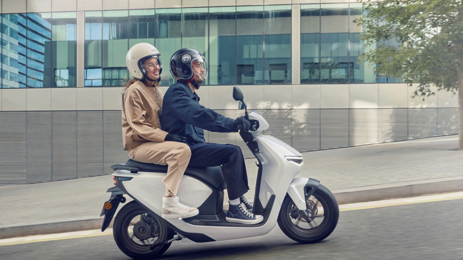 Το CUV σημαίνει Clean Urban Vehicle, και είχε πρωτοεμφανιστεί το 1994 στο πρώτο ηλεκτρικό σκούτερ της Honda, το CUV ES, αποκλειστικά για την Ιαπωνία.