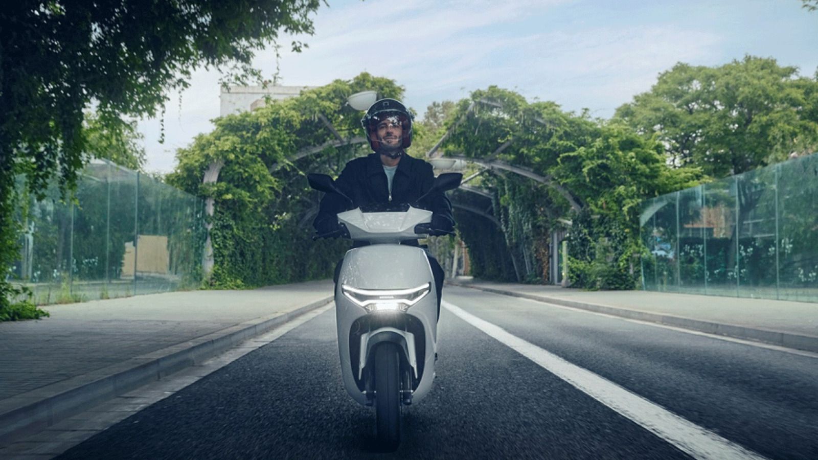 Η νέα έκδοση για το 2026 έρχεται με ηλεκτροκινητήρα 6 kW (8 ίππους) και μέγιστη ροπή 2,2 kgm, αποδίδοντας επιδόσεις εφάμιλλες ενός scooter 125cc.