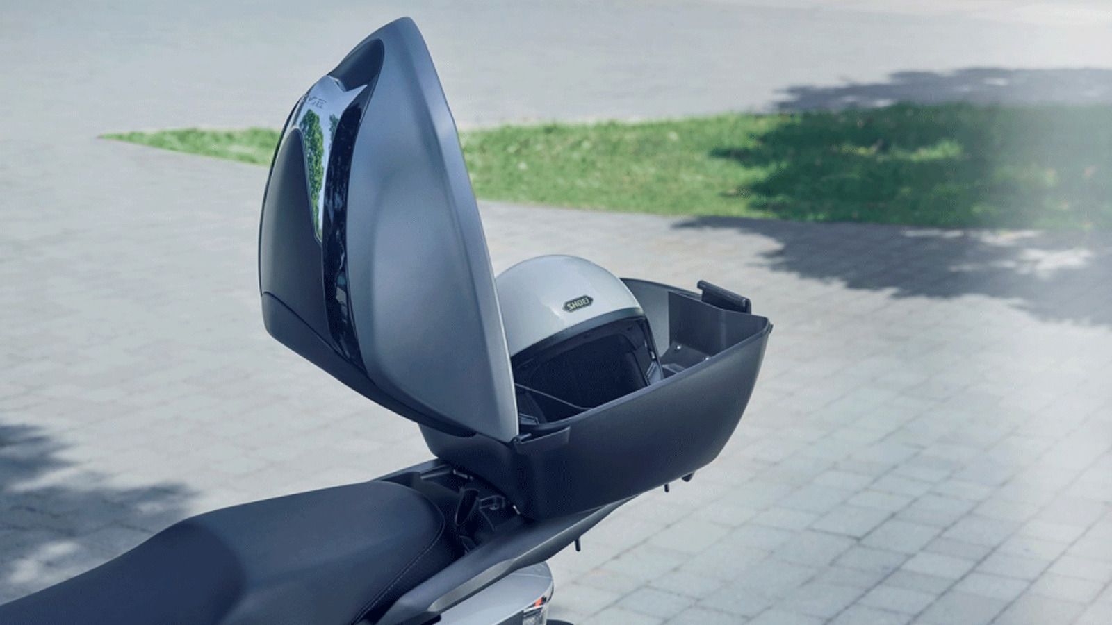 Η σέλα φαίνεται φιλική, η σιλουέτα είναι κομψή και το γενικό προφίλ διατηρεί την ποιότητα φινιρίσματος που περιμένεις από τη Honda.