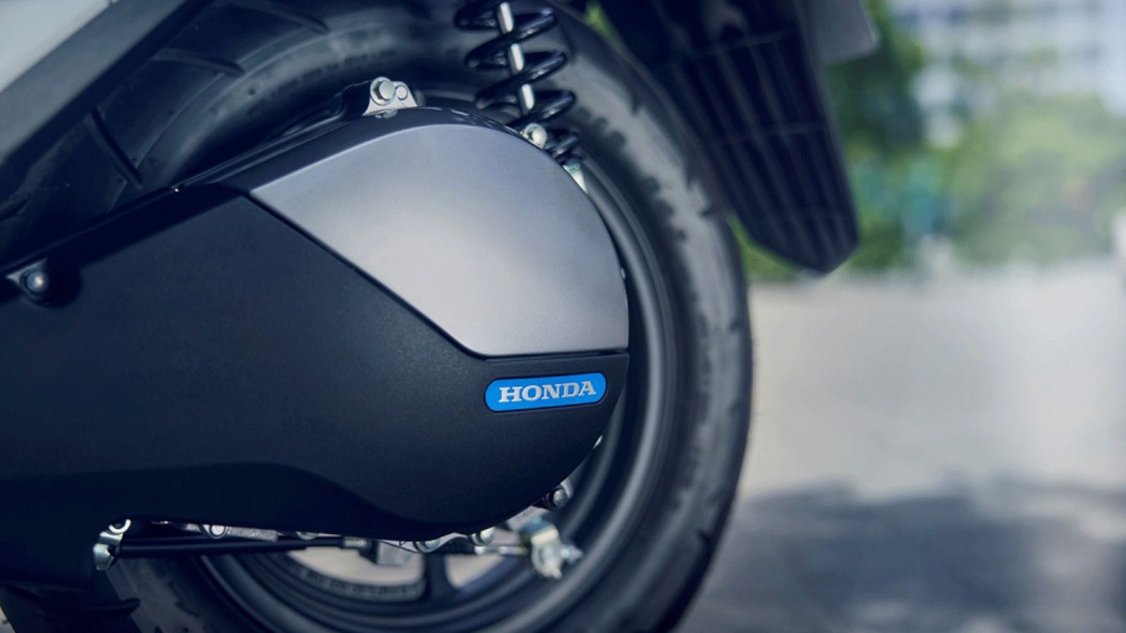 Η νέα έκδοση για το 2026 έρχεται με ηλεκτροκινητήρα 6 kW (8 ίππους) και μέγιστη ροπή 2,2 kgm, αποδίδοντας επιδόσεις εφάμιλλες ενός scooter 125cc.