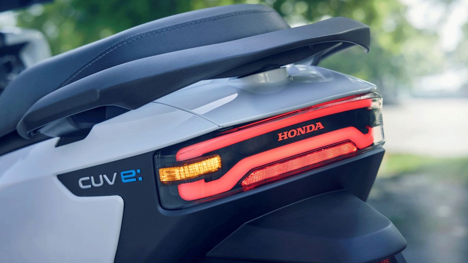 Η αισθητική είναι καθαρή και σύγχρονη, με LED φωτιστικά σώματα σε όλο το scooter, από τους προβολείς μέχρι τα φλας και το πίσω φανάρι.