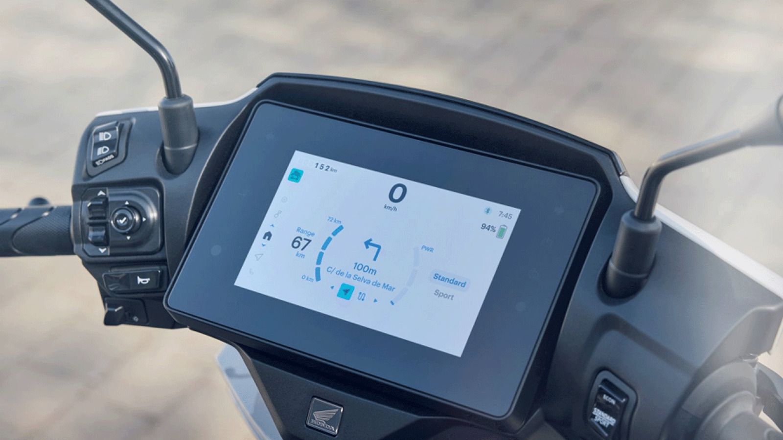 εχωρίζει η έγχρωμη οθόνη TFT 7 ιντσών, που εμφανίζει όλες τις πληροφορίες καθαρά και σύγχρονα, ενώ το Smart Key επιτρέπει την εκκίνηση χωρίς κλειδί.